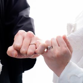 【ケイウノ ブライダル(K.UNO BRIDAL)の口コミ】 シンプルで、でもウェーブが綺麗なデザインです。
男性にちょっと細いかな…