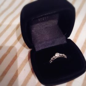 【JEWELRY  KAMATA(ジュエリーかまた)の口コミ】 主人から頂いた婚約指輪ですが､手元がキラキラ光っていて服装にも映えます…