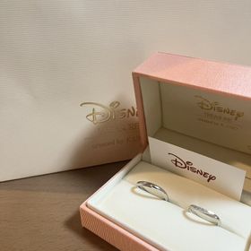 【ケイウノ ブライダル(K.UNO BRIDAL)の口コミ】 女性用の指輪は、ダイヤが5つも装飾されており、華やかで綺麗です。少し派…
