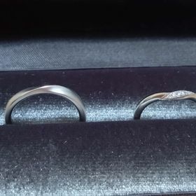 【GALA JEWELRY(ガラジュエリー)の口コミ】 V字なので指が細く見えます。ダイヤモンドもとても綺麗です。
傷が付きに…