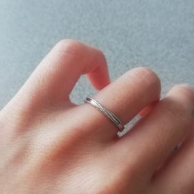 【Love Bond(ラブボンド)の口コミ】 リボンをモチーフにしたデザインで可愛らしいリングです。
ダイヤがキラキ…
