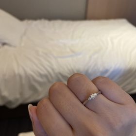 【銀座ダイヤモンドシライシの口コミ】 指輪のデザインがシンプルでとてもかわいいです。
キラキラではありますが…