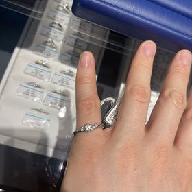 【銀座ダイヤモンドシライシの口コミ】 ダイヤが3つ横並びにくっついているので、とてもキラキラして見えます。華…