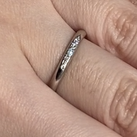 【銀座ダイヤモンドシライシの口コミ】 すっきりとしたシンプルなデザインでした。メレダイヤが一列にならんでと…