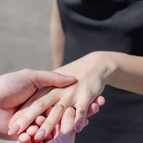 【カルティエ(Cartier)の口コミ】 女性には華奢に見えるゴールドリングに一粒ダイヤモンド付き、男性はシン…