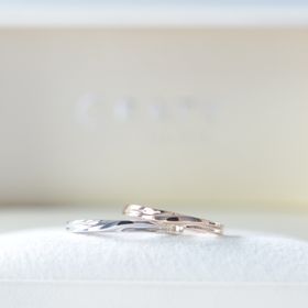 【CRAFY(クラフィ)の口コミ】 お互いの肌の色にあう素材を選びましたが、
デザインは一緒にしたかったた…