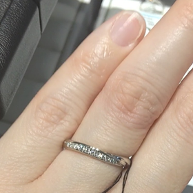 【エクセルコダイヤモンド(EXELCO DIAMOND)の口コミ】 少しウェーブがかかったデザインで、横にダイヤモンドが並んでいます。&ld…