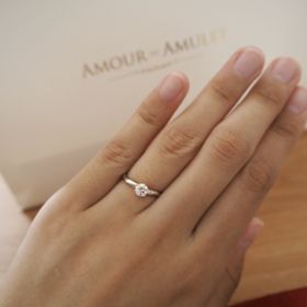 【AMOUR AMULET(アムール・アミュレット)の口コミ】 指輪のデザインは、Vの字になっています。

指が長く見える効果があり、綺…