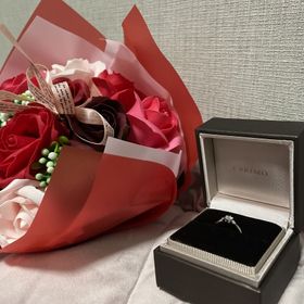 【アイプリモ(I-PRIMO)の口コミ】 中心のダイヤの左右に小さなダイヤがありボリューム感あっていい。
ダイヤ…