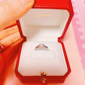 【カルティエ(Cartier)の口コミ】 真ん中に大きなダイヤモンドがあり、両横にダイヤモンドが2つ並んでいるデ…