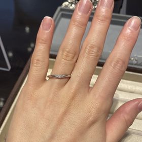 【ケイウノ ブライダル(K.UNO BRIDAL)の口コミ】 V字のラインにダイヤが配置されており、クールな印象を受けました。ダイヤ…