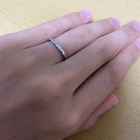 【ティファニー(Tiffany & Co.)の口コミ】 中央にダイヤが３つ付いているデザインです。シンプルかつ少しキラキラが…