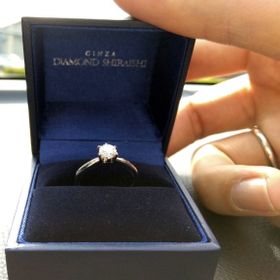 【銀座ダイヤモンドシライシの口コミ】 好きなダイヤモンドを自分で選んだ後、彼女に好きなデザインの指輪を選ん…