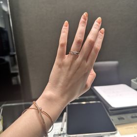 【ラザール ダイヤモンド(LAZARE DIAMOND)の口コミ】 ミル打ちデザインは他店でもあったのですが、センターに入っているものは…