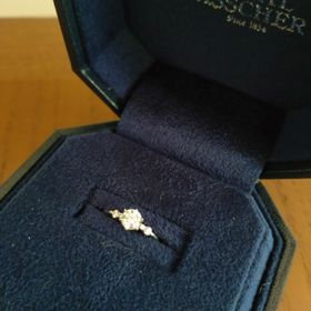 【ROYAL ASSCHER(ロイヤル・アッシャー)】の口コミ まだ結婚指輪は決めていなかったので、婚約指輪はとにかく自分の好きなデザ...