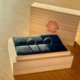 【出雲結(いずもゆい)の口コミ】 【指輪のデザイン】温かみのある曲線が素敵で、指輪の中に入ったピンクゴ…