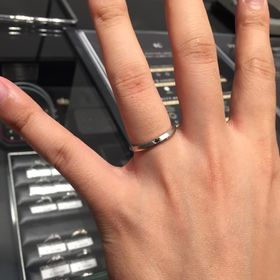 【エクセルコダイヤモンド(EXELCO DIAMOND)の口コミ】 センターのブラックダイヤのところは新郎のタキシードをイメージしたデザ…