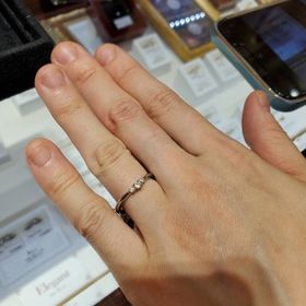 【STAR JEWELRY(スタージュエリー)の口コミ】 このデザインに惹かれてスタージュエリーさんの指輪を試着しました。どこ…