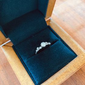 【クアラントット】の口コミ 細身のリングです。旋律を奏でるように宝石がついています。
華奢なデザイ...