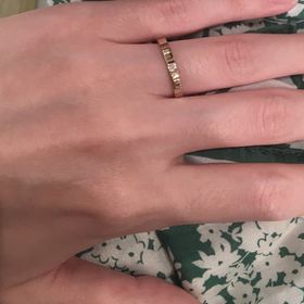 【SIENAROSE(シエナロゼ)の口コミ】 月ごとに決まった木があり、その木の幹を写し取るというデザインがめちゃ…