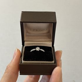 【アイプリモ(I-PRIMO)の口コミ】 沢山のダイヤがキラキラ輝くリングです。
照明や自然光によって輝き方が違…