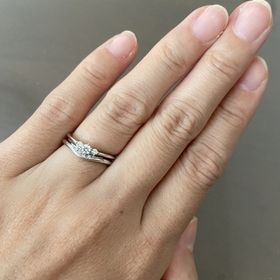 【ケイウノ ブライダル(K.UNO BRIDAL)の口コミ】 結婚指輪に選んだブループーロは、Vデザインなので指が綺麗に見えます。ま…