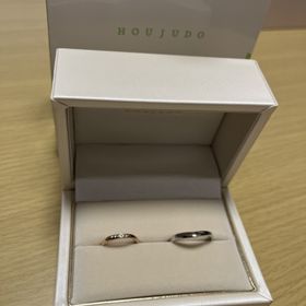 【宝寿堂(ほうじゅどう)の口コミ】 シンプルですが、ダイヤが少し入っており可愛らしいです。
ダイヤが服など…