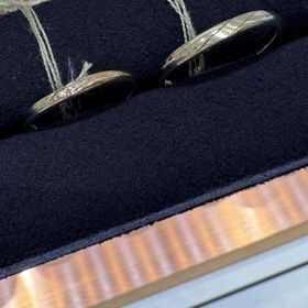 【TOMOE(トモエ)の口コミ】 婚約指輪で同じTOMOEブランドの櫻をもらったので、
それに合う結婚指輪を…