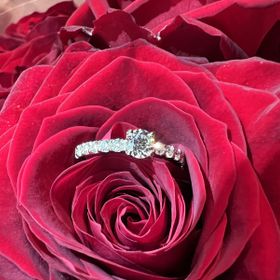 【ラザール ダイヤモンド(LAZARE DIAMOND)の口コミ】 ダイヤモンドがふんだんに使用されているのでギラギラとゴージャス感があ…