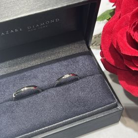 【ラザール ダイヤモンド(LAZARE DIAMOND)の口コミ】 とにかくダイヤの煌めきが美しいです。
ダイヤの部分の四隅にカットが入っ…