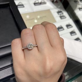 【ラザール ダイヤモンド(LAZARE DIAMOND)の口コミ】 これは婚約指輪を選ぶ時に最後まで悩んでいたデザインです。
大きいダイヤ…