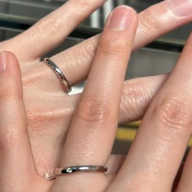 【銀座ダイヤモンドシライシの口コミ】 ふたりとも指が長めで節が目立つので、少し太めのものやウェーブ形のもの…