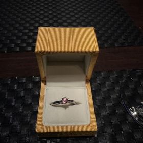 【ケイウノ ブライダル(K.UNO BRIDAL)の口コミ】 デザインはオーダーメイドで彼女が好きな金魚を入れてもらいました。
石は…