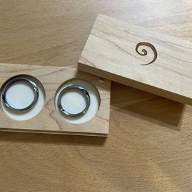 【SORA(ソラ)の口コミ】 ・青や黄色など多種多様な色を指輪に乗せられる
・指輪の材質から宝石の個…