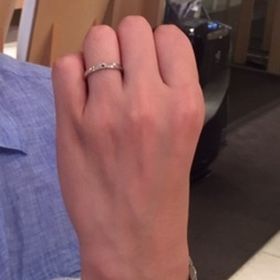 【アイプリモ(I-PRIMO)の口コミ】 シンプルでありながらセンターのブラックダイヤがしっかりとした存在感を…