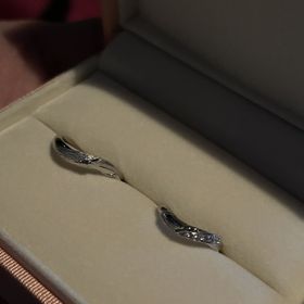 【ケイウノ ブライダル(K.UNO BRIDAL)の口コミ】 一見普通の指輪に見えるけどさりげなくミッキーの指がデザインされている…