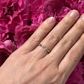 【ラザール ダイヤモンド(LAZARE DIAMOND)の口コミ】 シンプルなデザインながら、横から見るとダイヤが立体的に見えるようにデ…