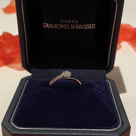 【銀座ダイヤモンドシライシの口コミ】 横から見ても綺麗にダイヤが見えるデザインになっていました。ダイヤが光…