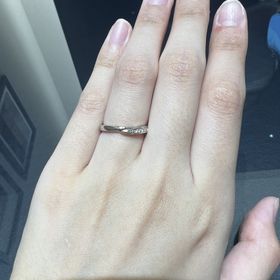 【ROYAL ASSCHER(ロイヤル・アッシャー)の口コミ】 指輪のデザインは、Vの字になっています。

指が長く見える効果があり、綺…