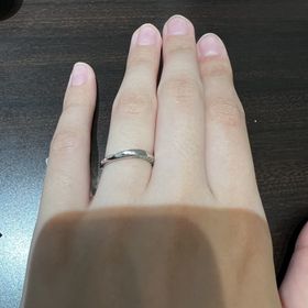 【俄(にわか)の口コミ】 指輪のデザインはウェーブになっています、Vの字を探していたので、今回こ…