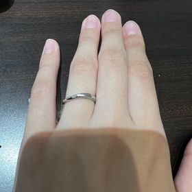 【俄(にわか)】の口コミ 指輪のデザインはウェーブになっています、Vの字を探していたので、今回こ...