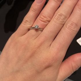 【ティファニー(Tiffany & Co.)の口コミ】 ティファニーセッティングというダイヤが立体的に浮き出て見えるデザイン…