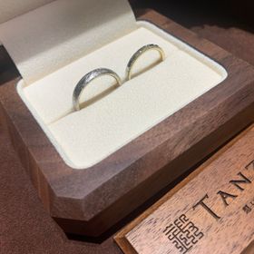 【TANZO.(鍛造指輪)の口コミ】 女性側の方はパッと見た時にキラキラするようにミル打ち加工＋カッティン…