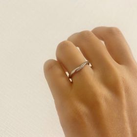 【4℃ BRIDAL(ヨンドシーブライダル)の口コミ】 流行り廃りのないデザイン。リングの内側には好きなカラーのダイヤも埋め…