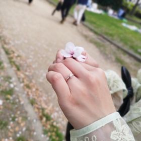【uchimari(ウチマリ)の口コミ】 指輪の枠がお花の形でとてもかわいいです。色はピンクゴールドでマットな…