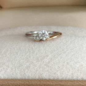 【AMOUR AMULET(アムール・アミュレット)の口コミ】 シンプルだけど、ゴールドも入っておりすごく綺麗だったので。指輪が真っ…