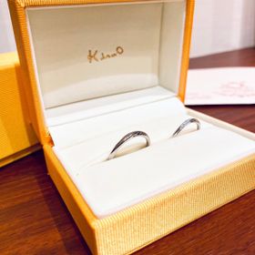 【ケイウノ ブライダル(K.UNO BRIDAL)の口コミ】 既製品からセミオーダーできるところがおすすめです。
外側と内側に刻印を…
