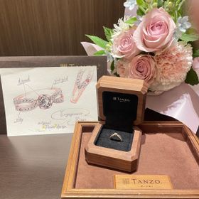 【TANZO.(鍛造指輪)の口コミ】 自分の好きをめいいっぱい詰め込んでもらいました。
中央はお花の形にして…