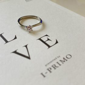 【アイプリモ(I-PRIMO)の口コミ】 結婚指輪と重ね付けが出来るものを探していたので、この形を選びました。
…
