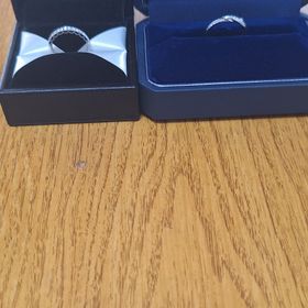 【銀座ダイヤモンドシライシの口コミ】 婚約指輪は表面上にダイヤモンドが並んで埋め込まれているので華やかな感…